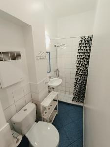 City center Two room Apartment with fireplace- quiet location- up to FIVE Guests - SELF CHECK-IN- FREE parking