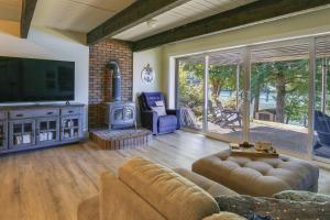 Silver Creek Vacation Rental on Mayfield Lake!