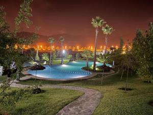 Lilacs garden vue montagnes et jardins