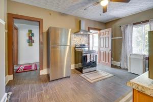 Sunny and Spacious Dayton Condo about 1 Mi to Downtown!