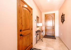 Condo 31-1, Right in front of the Pool with WiFi