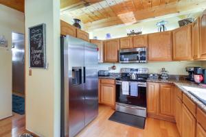 Spacious ‘Sherwood Forest Cabin’ w Hot Tub!