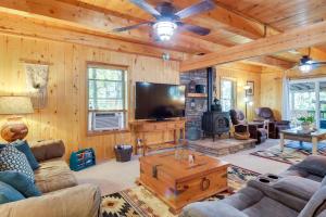 Spacious ‘Sherwood Forest Cabin’ w Hot Tub!