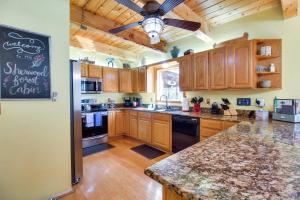 Spacious ‘Sherwood Forest Cabin’ w Hot Tub!