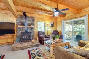 Spacious ‘Sherwood Forest Cabin’ w Hot Tub!