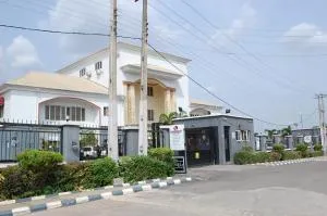 MAHOGANY HOTEL AND SUITES - Odo Ona