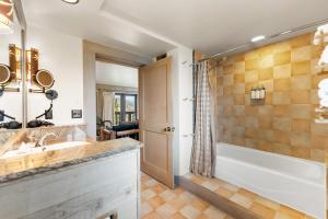 Gardner Queen Room with Patio  room in Sun Mountain Lodge