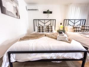 stylish 2Q bed unit with Pool 510