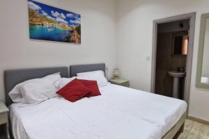 Modern 4-Bed Home in Ix-Xaghra Valley view Pool