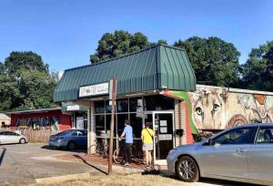 Homey 2BR Condo—King Bed—Lovely Location & Parking