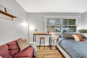 Homey 2BR Condo—King Bed—Lovely Location & Parking