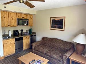 MT CB Base Area with King Bed, Outdoor Hot Tub & Pool