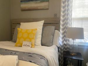 Cozy, Upstairs Apartment Pets Welcome with fee Family Friendly Close to Everything