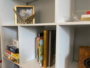 Cozy, Upstairs Apartment Pets Welcome with fee Family Friendly Close to Everything