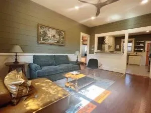 NEW! Beach Side Historical Gem w Updated Fixtures - 加尔维斯敦