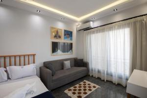 Travelholic AUC Residence