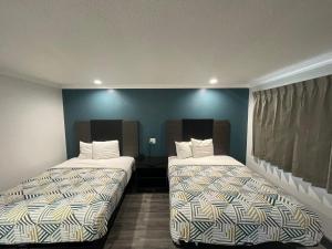 Queen Room with Two Queen Beds - Smoking room in Rodeway Inn San Bernardino