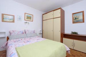 Apartments with parking space Vantacici, Krk - 18476