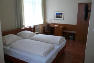 Double Room room in Traveller Hotel