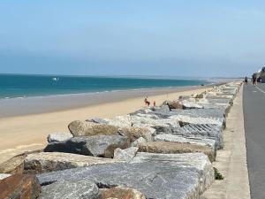 Maisons de vacances Holiday home in a top location, 150 meters from the beach, Hauteville-sur-Mer : photos des chambres