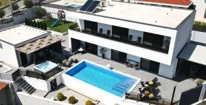 Hilltop Villa - Jacuzzi, Pool, Sauna - Mravince