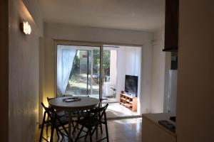 Appartements 2 chambres, grand jardin et parking : photos des chambres