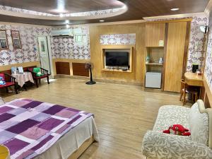 Phòng 4 Người Có Bồn Tắm (Quadruple Room with Bath)