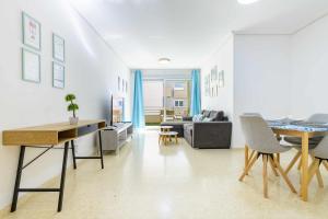 Apart. Port Arenal con terraza y piscina