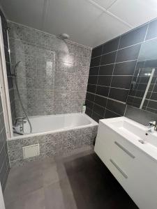 B&B / Chambres d'hotes Belle Chambre a EVRY proche Gare RER : photos des chambres