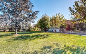 Maisons de vacances Cozy Home In Saint-gery With Wi-fi : photos des chambres