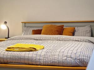 Millmead Apartment in central Guildford with parking