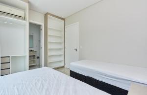 983 Apartamento de cobertura com vista para o mar com 02 suítes e 02 garagens na praia do centro de Bombinhas