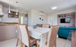 983 Apartamento de cobertura com vista para o mar com 02 suítes e 02 garagens na praia do centro de Bombinhas