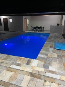 Com piscina. Casa para família.