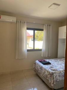 Com piscina. Casa para família.