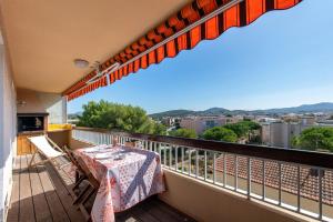 le Cadet - vue panoramique ville et baie de SANARY SUR MER, parking & terrasse - 2 à 4 pers