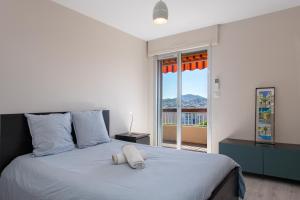 le Cadet - vue panoramique ville et baie de SANARY SUR MER, parking & terrasse - 2 à 4 pers