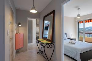 le Cadet - vue panoramique ville et baie de SANARY SUR MER, parking & terrasse - 2 à 4 pers