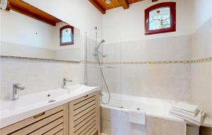 Maisons de vacances 4 Bedroom Amazing Home In Saint-gery : photos des chambres