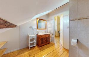 Maisons de vacances 4 Bedroom Amazing Home In Saint-gery : photos des chambres