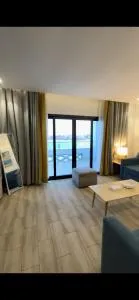 درة العروس غرفة وصالة مع بلكونة مطلة على شاطئ البردايس-عوائل - 阿卜杜勒国王经济城