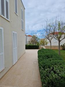 Sunny Lena Premium Family Apartment with Garden, Close to Beach & Pool