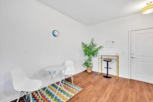 1BR King Bed near Shopping, Dining & Entertainment