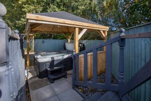 family honeybeelodge york Hot Tub and wood burner