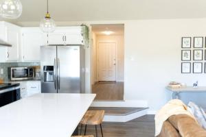 Waddle on Inn- Hot Tub, Pet Friendly, Fully Fenced, 5 Blocks to Beach!