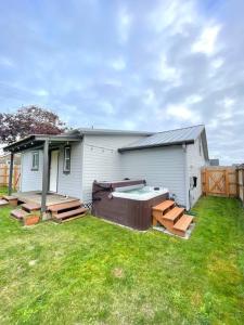 Waddle on Inn- Hot Tub, Pet Friendly, Fully Fenced, 5 Blocks to Beach!