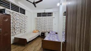 Dekachang Homestay 2BHK - Walk to Apollo Hospital - AC WiFi Kitchen