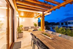 Casa Brisa & The PoolClub at Mahogany Bay!