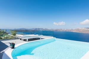 Cliffside Junior Suite with Private Pool and Caldera View