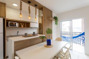 Apartamento com VISTA MAR, Ar-condicionado, Wi-Fi Condomínio com PISCINA, quadra de esportes Playground infantil a 15 minutos do Beto Carreiro